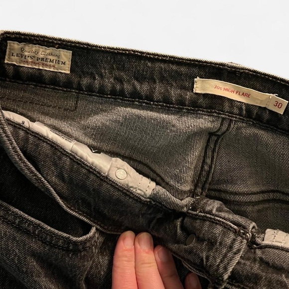 Levi's Premium 70s High-Flare Women’s Jeans in color Just a Hint 30x30 - Picture 8 of 13